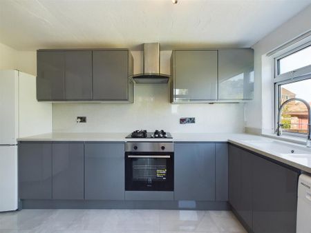 4 bedroom semi-detached house to rent - Photo 4