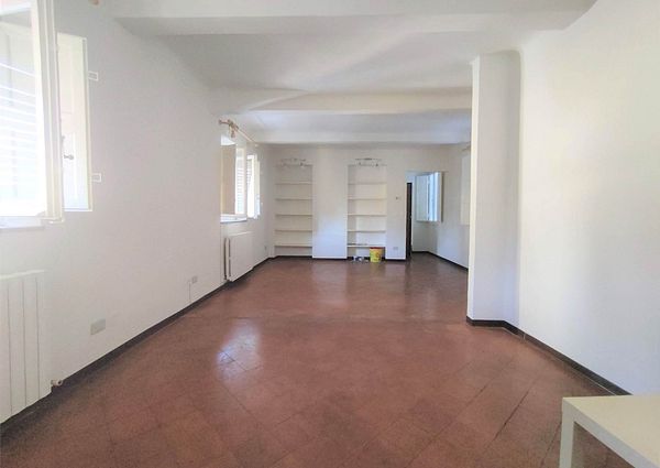 Ampio appartamento con terrazzino libero da metà marzo 2026 !