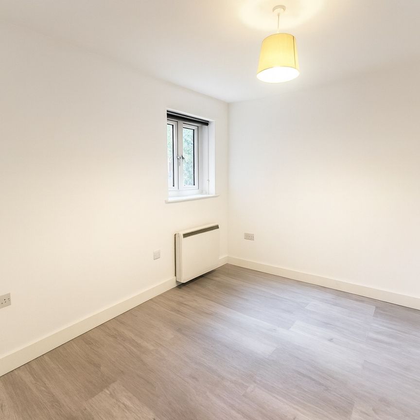 1 Bed Flat, Spire View, SO15 - Photo 1