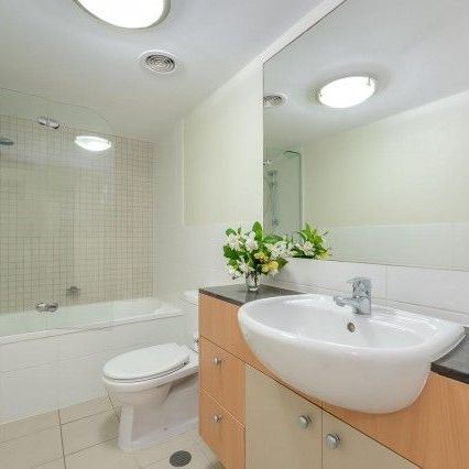 Pet friendly long term letting available NEWLY RENOVATED 2BEDROOM 2BATHROOM APARTMENT - Photo 1