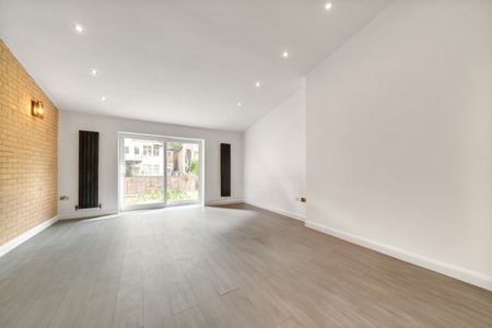 Landseer Avenue, East Ham, London E12 - Photo 5