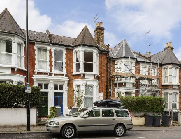 located on the first floor of a period conversion close to Hornsey overground - Photo 1