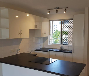 2 BEDROOM UNIT IN SURFERS PARADISE - Photo 5