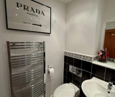 Great Oak Drive, Altrincham, WA15 - Photo 5