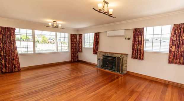 This beautifully elevated property perfectly positioned for all-day sun is available for rent Now - Photo 1