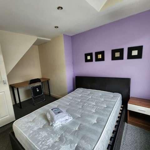 Autumn Place, Hyde Park, Leeds, LS6 - Photo 1