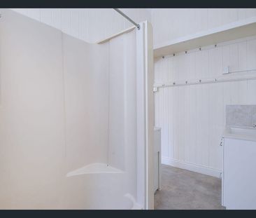 Rare Inner-City Acreage - Renovated Home on 3,791m² - Photo 5