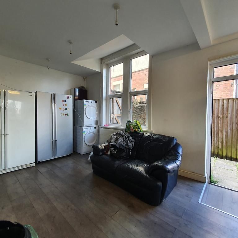 1 bedroom in a house share to rent - Photo 1