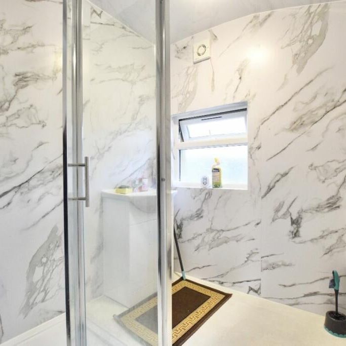 6 Bed Terraced House, Burges Rd, E6 - Photo 1
