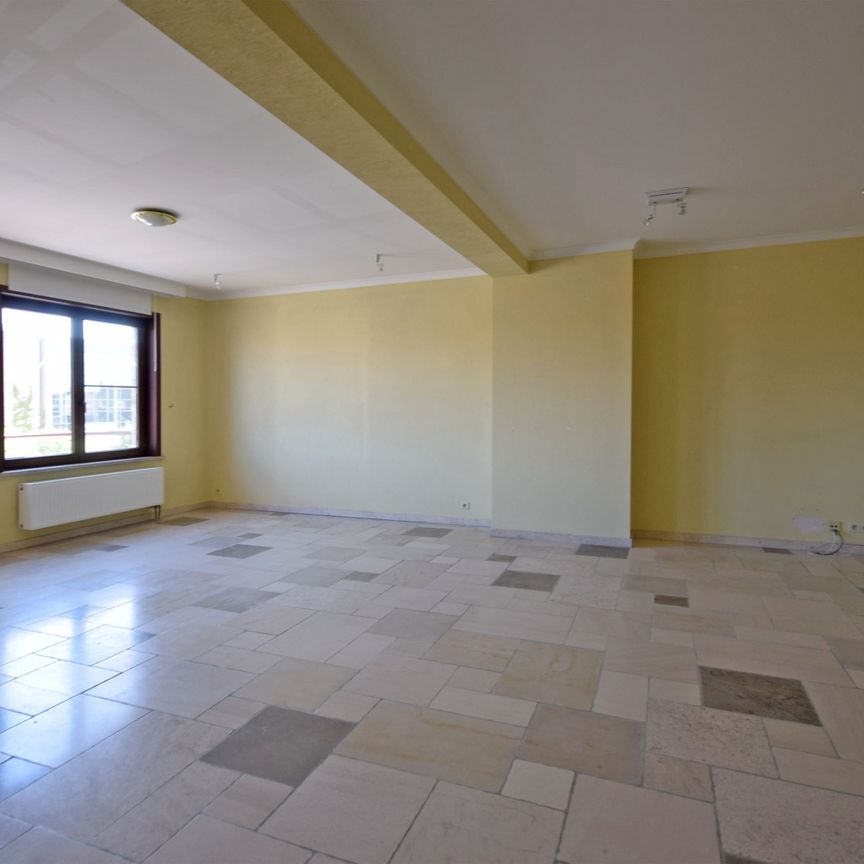 Ruim 2-slaapkamerappartement met twee terrassen en garage op mooie locatie in Roeselare - foto 1