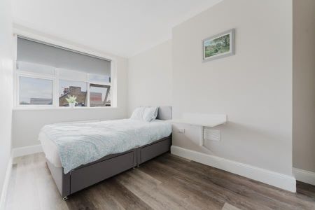 1 bedroom in a house share to rent - Photo 4