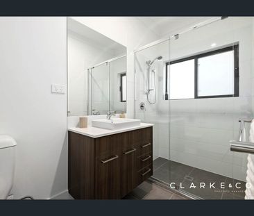 MODERN 3 BEDROOM DUPLEX IN IDEAL LOCATION! - Photo 3