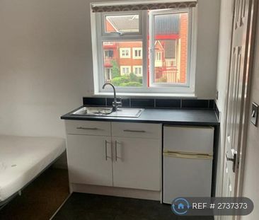 1 bedroom in a house share to rent - Photo 2