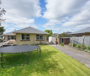 Charming Family home tucked away down a long driveway - Photo 3