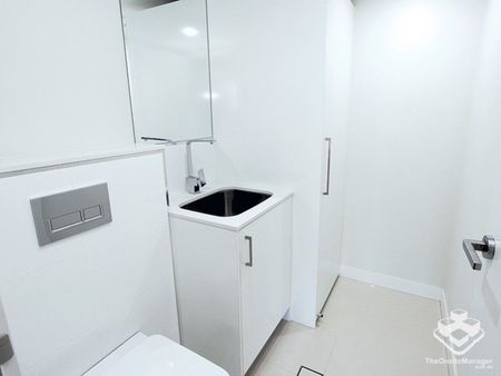 Fantastic 2 bedroom unit with 2.5 bathrooms - Photo 3