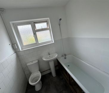 Beautifully Refurbished 2-Bedroom Maisonette with Private Garden in Sutton - Photo 5