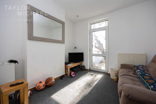 4 bedroom end of terrace house to rent - Photo 1