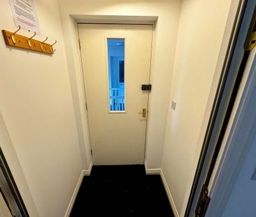 3 bedroom flat to rent - Photo 6