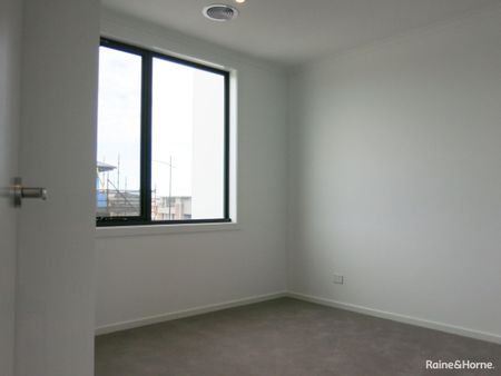 "MODERN 3 BEDROOM TOWNHOUSE" - Photo 2