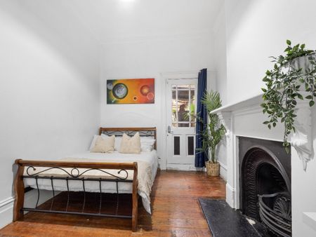 Redfern - Photo 2