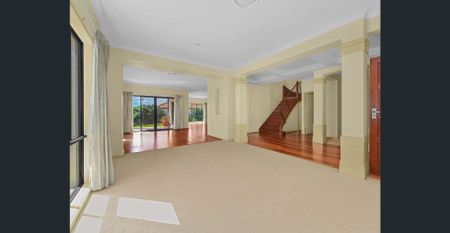 Large dual-living family home, in sought after location! - Photo 3