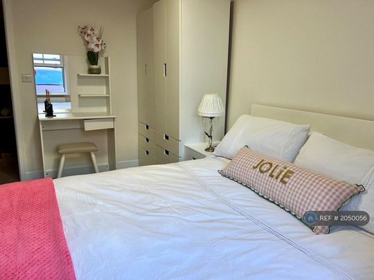 1 bedroom in a flat share to rent - Photo 1