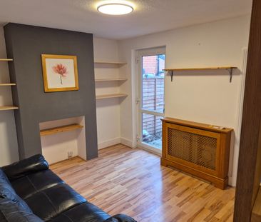 3 Bed Terraced House, Wilson Road, RG30 - Photo 2