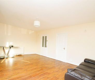 3 bedroom end of terrace house to rent - Photo 4