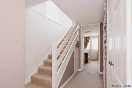 3 bedroom property to rent in Epsom - Photo 2