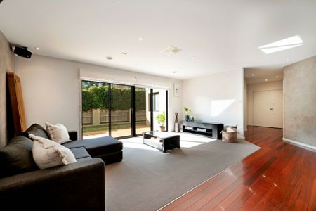 Executive Home Close To Town Centre - Photo 3