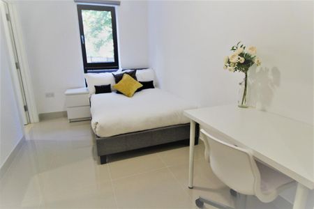 3 bedroom flat to rent - Photo 4