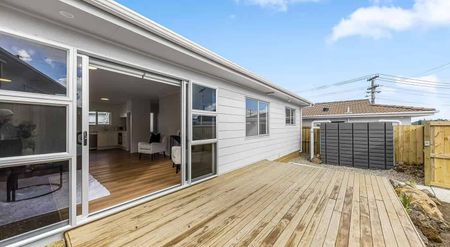 Charming 2BR Home with Garden & Deck - Photo 5