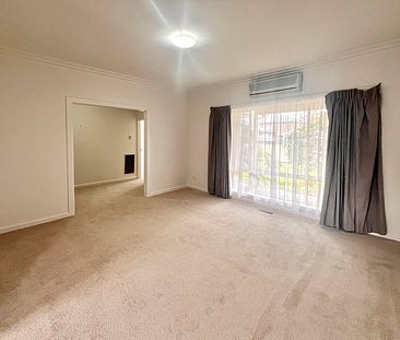 FRESHLY PAINTED TWO BEDROOM HOME WITH BRAND NEW CARPET IN HUNTINGDALE!!!! - Photo 4