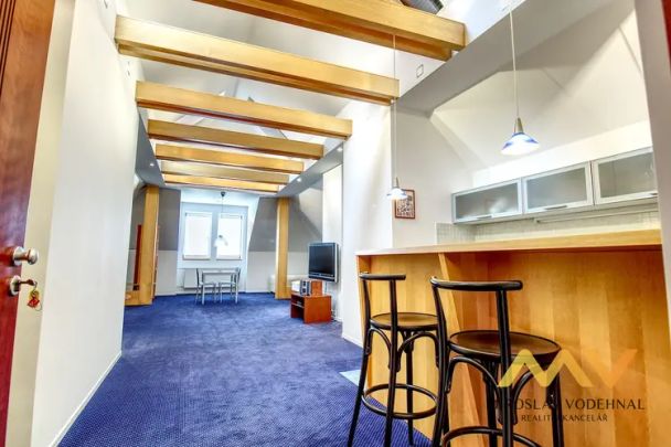 Pronájem podkrovního apartmánu 1+kk o rozloze 98 m - Photo 1