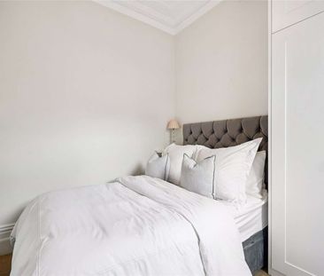 A smart two bedroom flat with high ceilings and wood floors on the ... - Photo 6