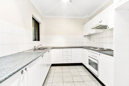 Spacious Three Bedroom In Convenient Location - Photo 3