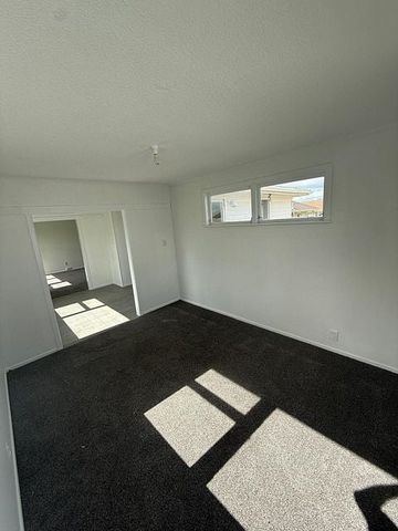 Private Renovated Three Bedroom Home With Parkings - Photo 2