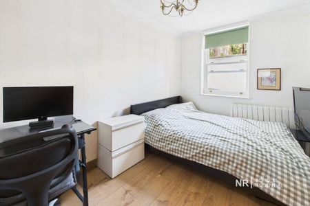 4 bedroom flat to rent - Photo 4