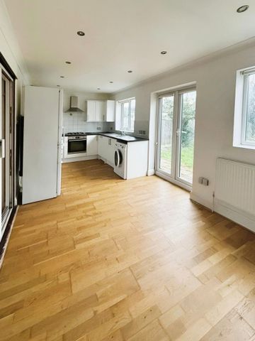 4 bedroom semi-detached house to rent - Photo 2