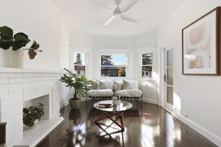 Seaside Sophistication: Luxurious Duplex - Photo 4