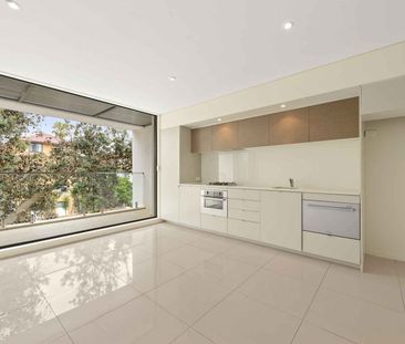 MODERN & SPACIOUS 48SQM STUDIO LOCATED ONE STREET FROM THE BEACH - Photo 2