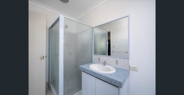 Generous proportions in a functional family home! - Photo 1