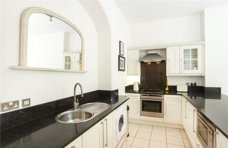 A superb ground floor part-furnished apartment offering fabulous open plan living space and views overlooking the Racecourse, set in a wonderful converted building - Photo 5