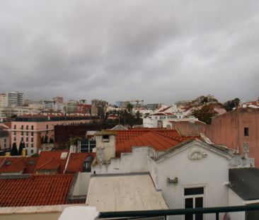 T1+1 no centro de Lisboa, com terraço e muita luz solar à sua espera - Photo 6