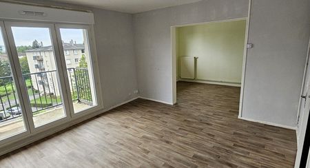 Appartement spacieux de type 4 avec balcon, comprenant: 2 chambres fermées, un salon et un séjour. - Photo 2