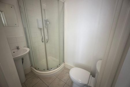 Ensuite Room North Circular Road Neasden NW10 - Photo 5