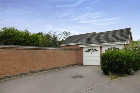 4 Bedroom House to Rent in Gillingham Road, Kettering, Northants, NN15 - Photo 2