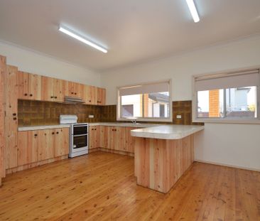 Well Presented Family Home!! - Photo 1