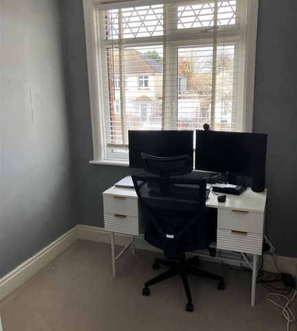 George V Avenue, Worthing, West Sussex - Photo 2