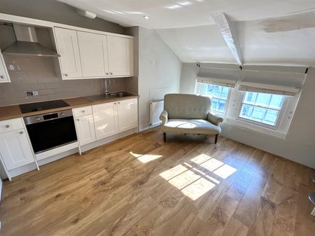 25 Market Place, Chippenham, SN15 - Photo 3